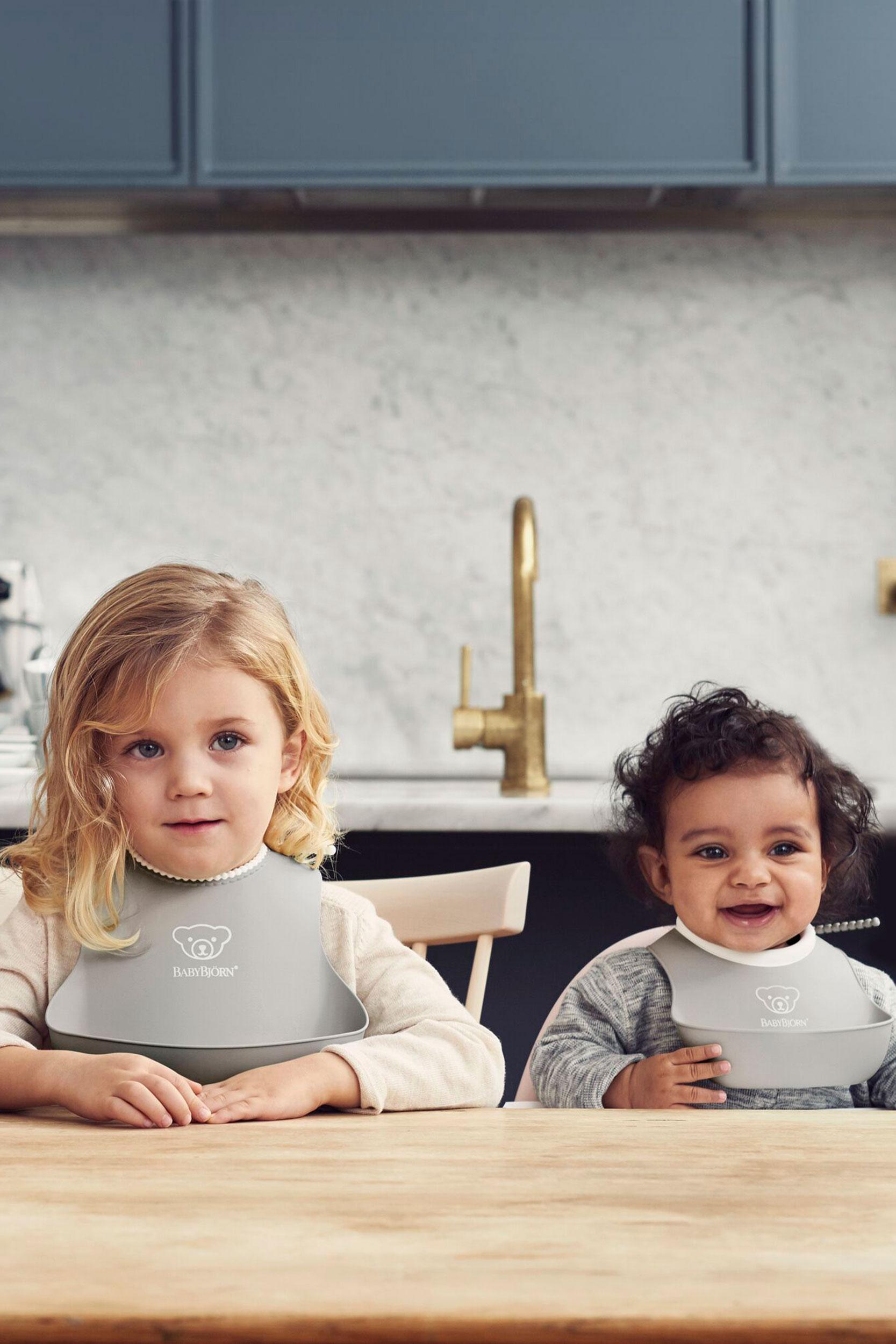 Feeding bib set in grey - BabyBjörn