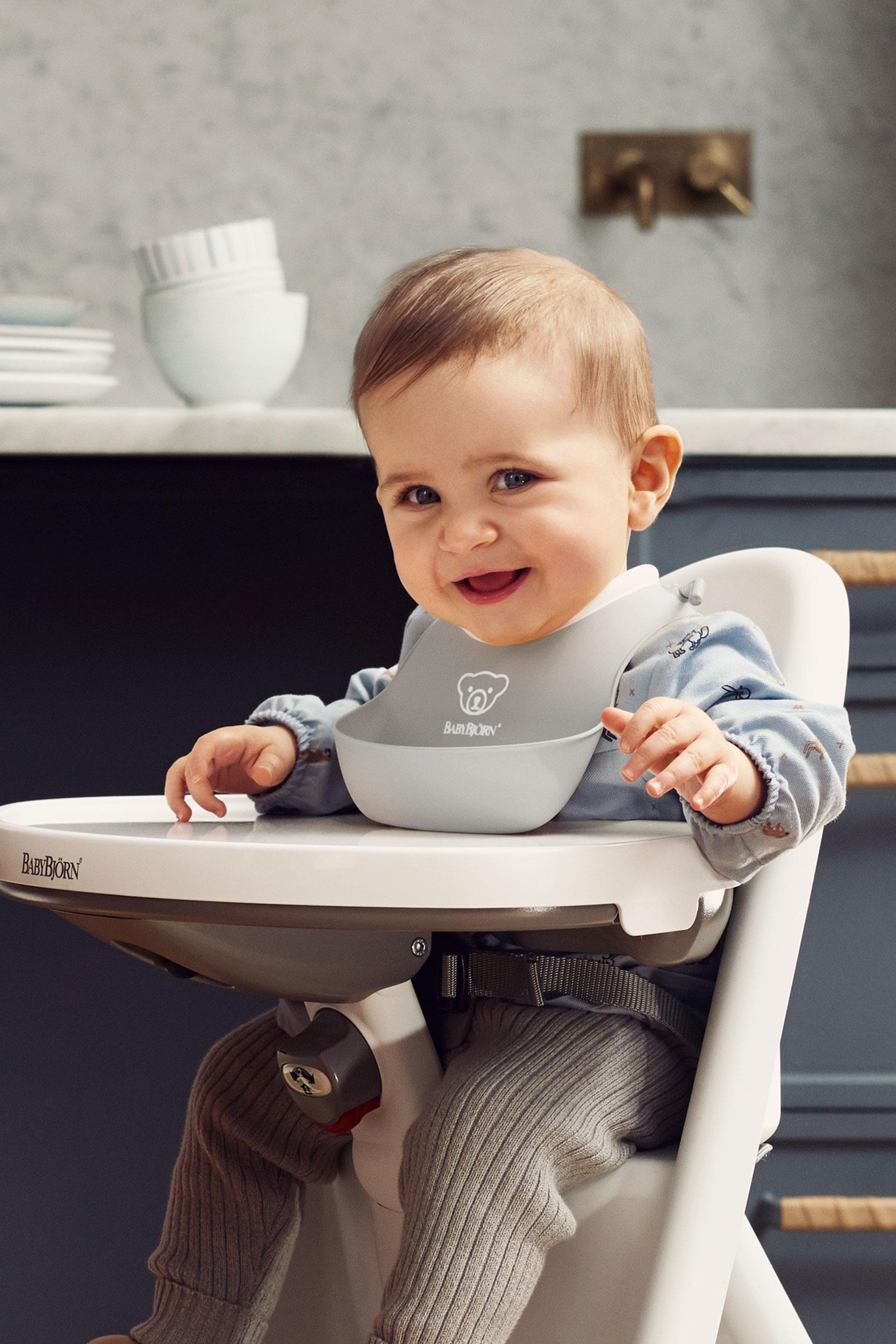 Small baby bib with spill pocket, grey - BabyBjörn