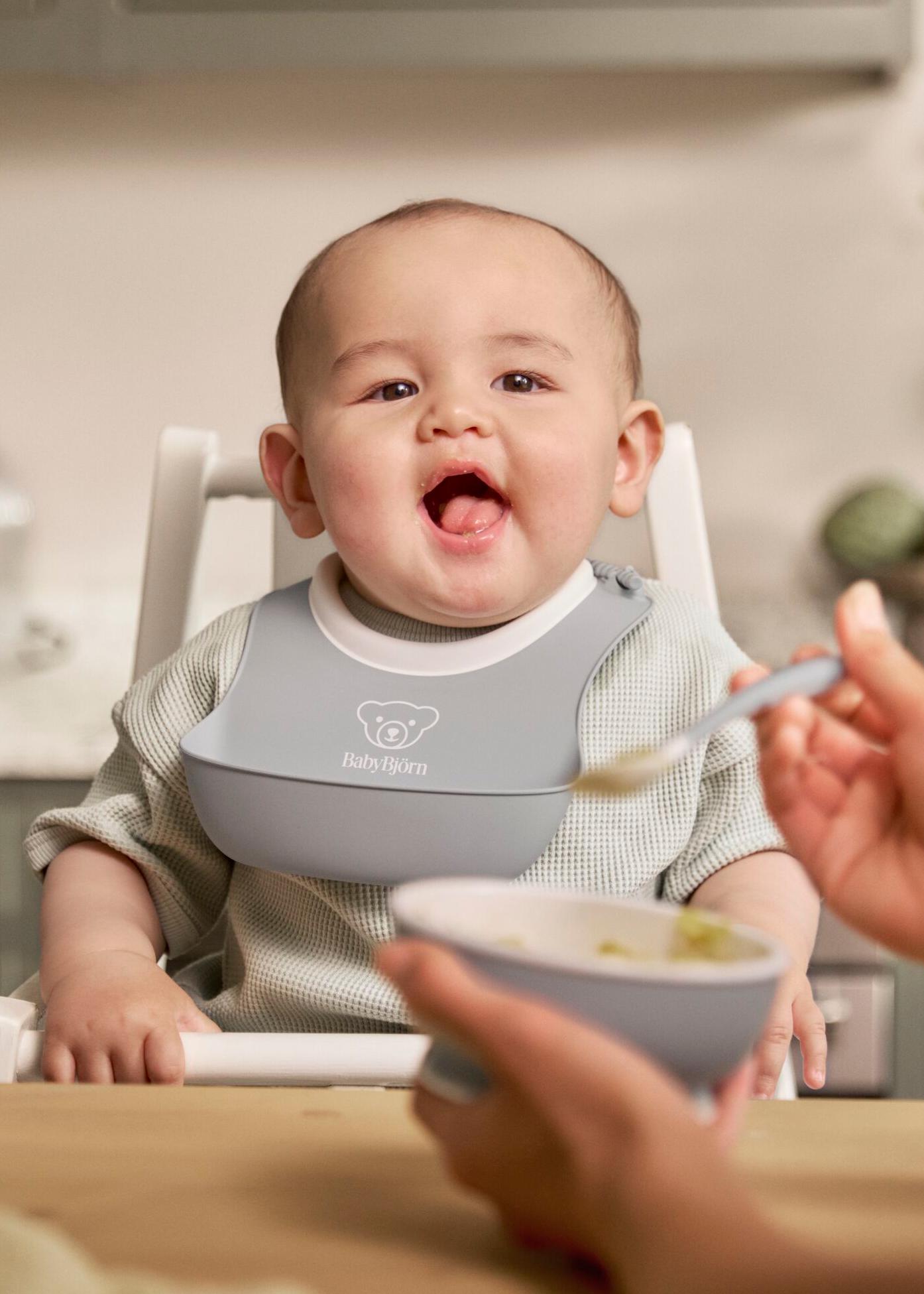 Baby bowl, small baby bib and feeding spoon - BabyBjörn
