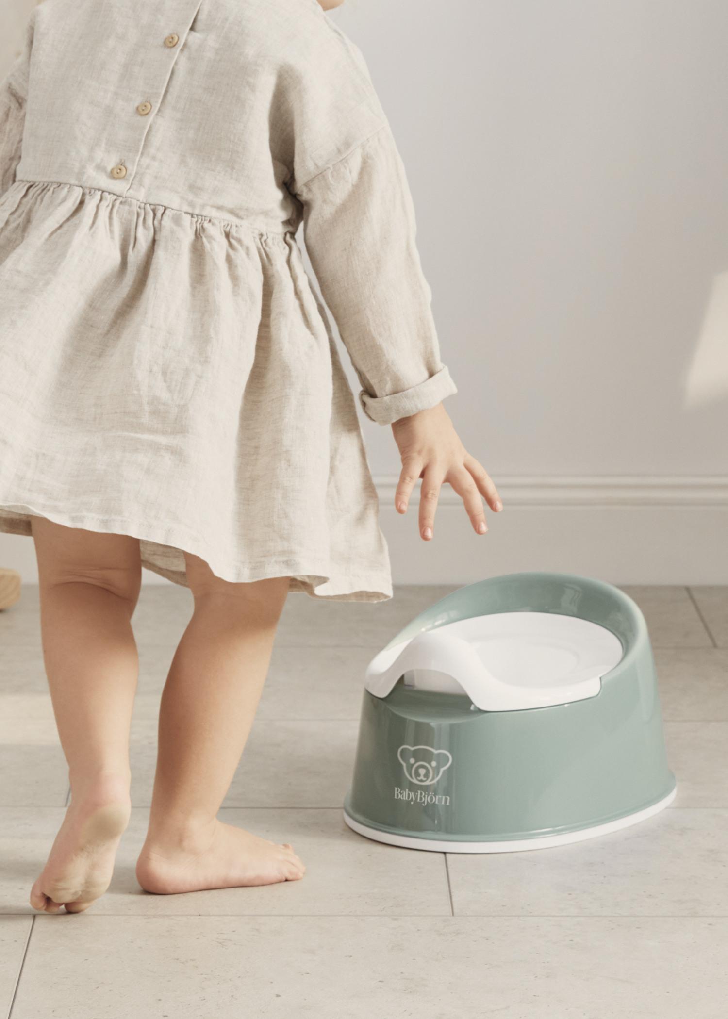 Smart potty in deep green and white BPA free plastic - BabyBjörn