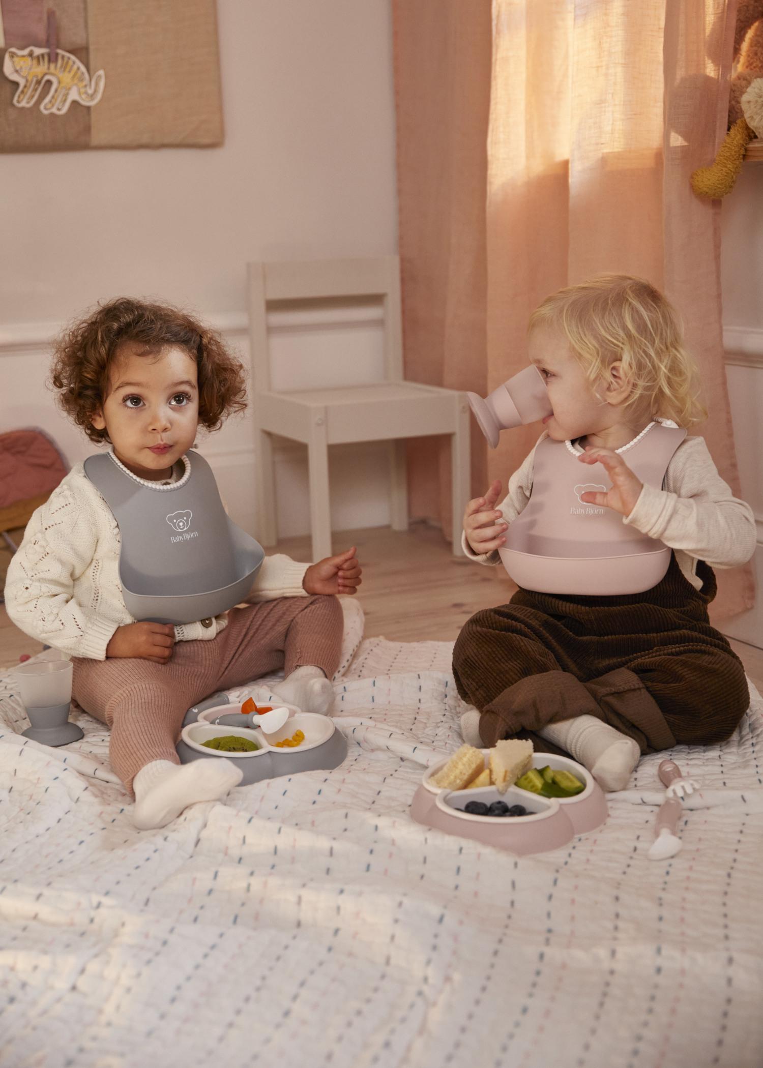 Baby Bib in 2-pack with deep spill pocket - BabyBjörn