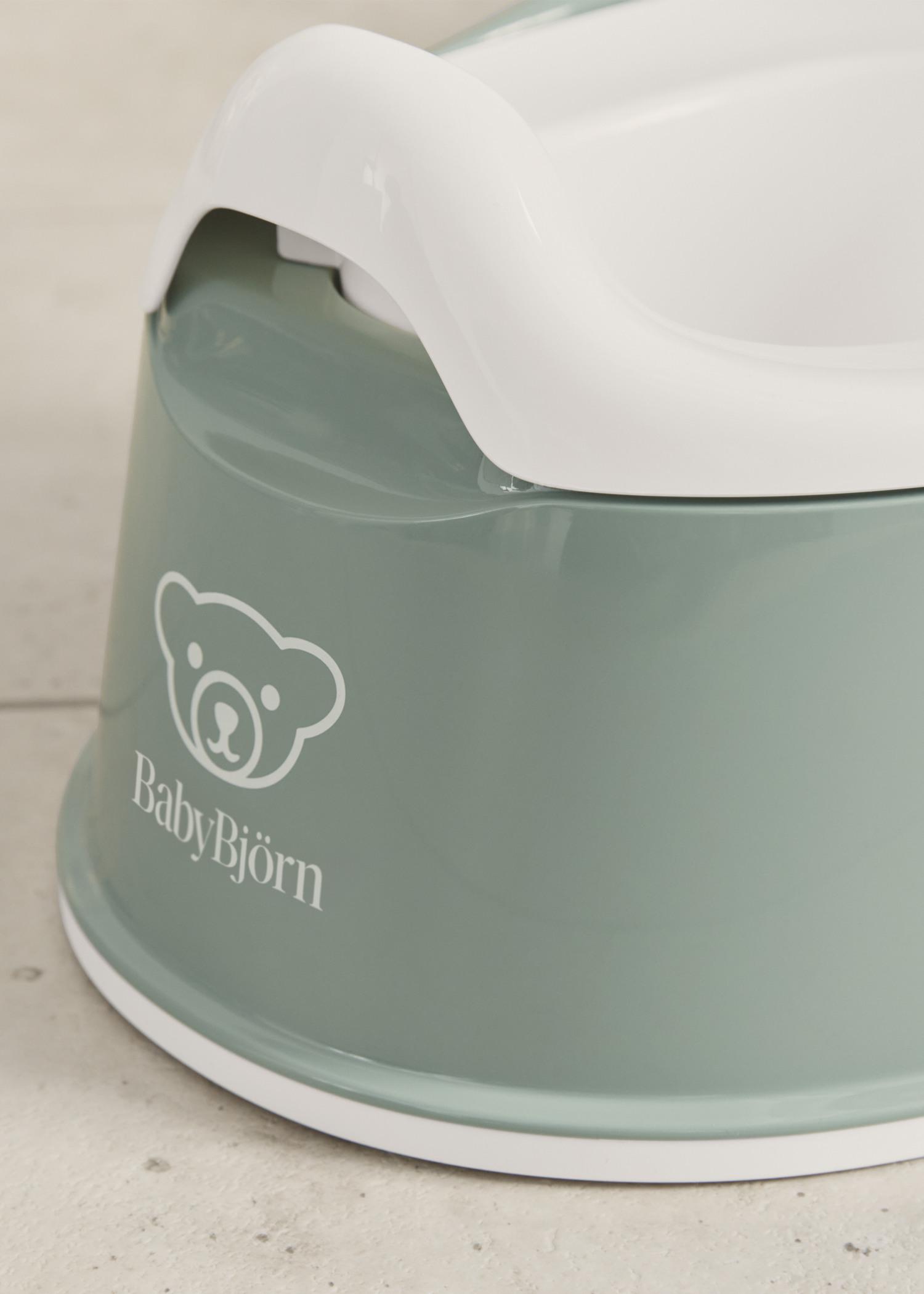 Smart potty in deep green and white BPA free plastic - BabyBjörn