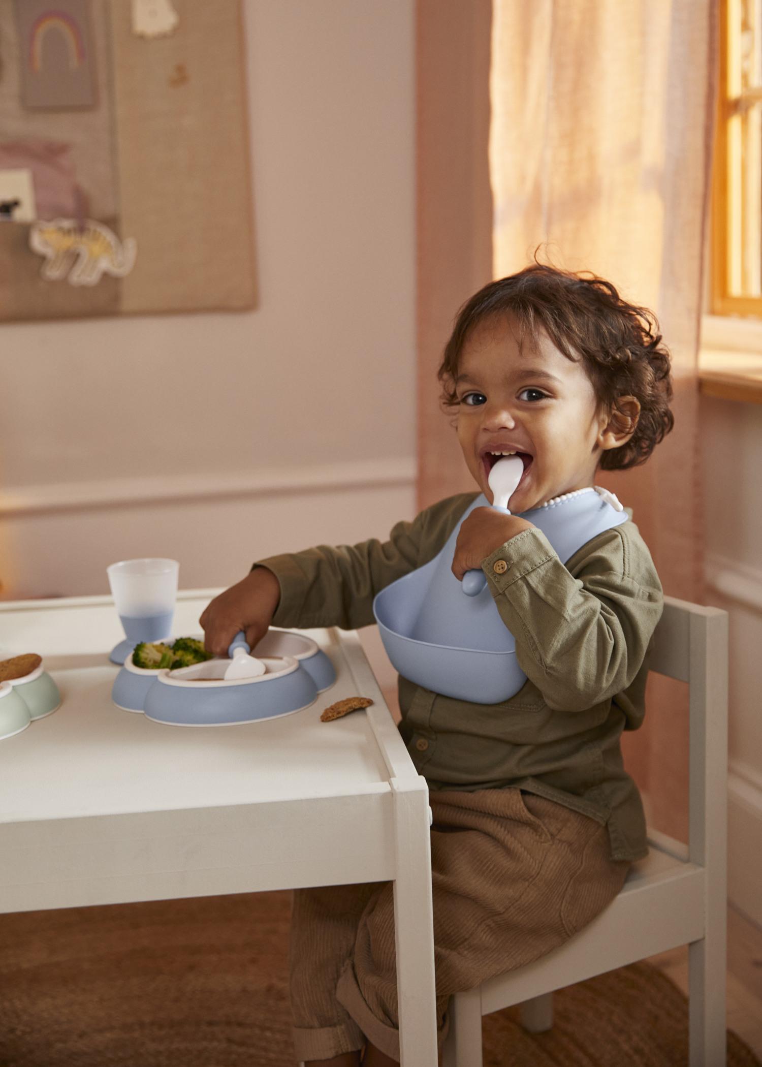 Dinnerware set in baby blue with baby plates, cup and cutlery and a bib with spill pocket - BabyBjörn