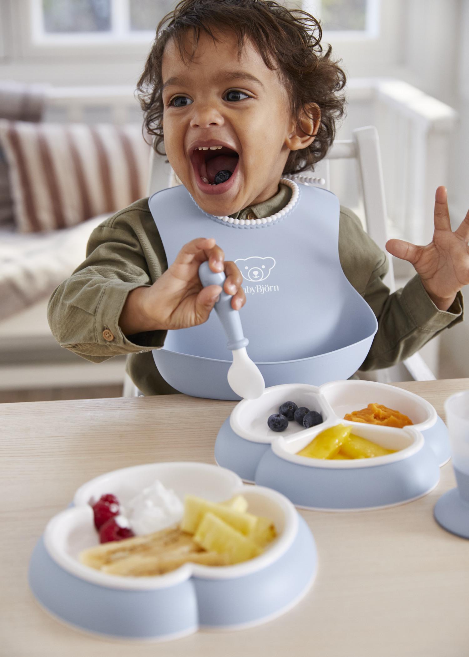 Dinnerware set in blue with baby plates, cup and cutlery and a bib with spill pocket - BabyBjörn
