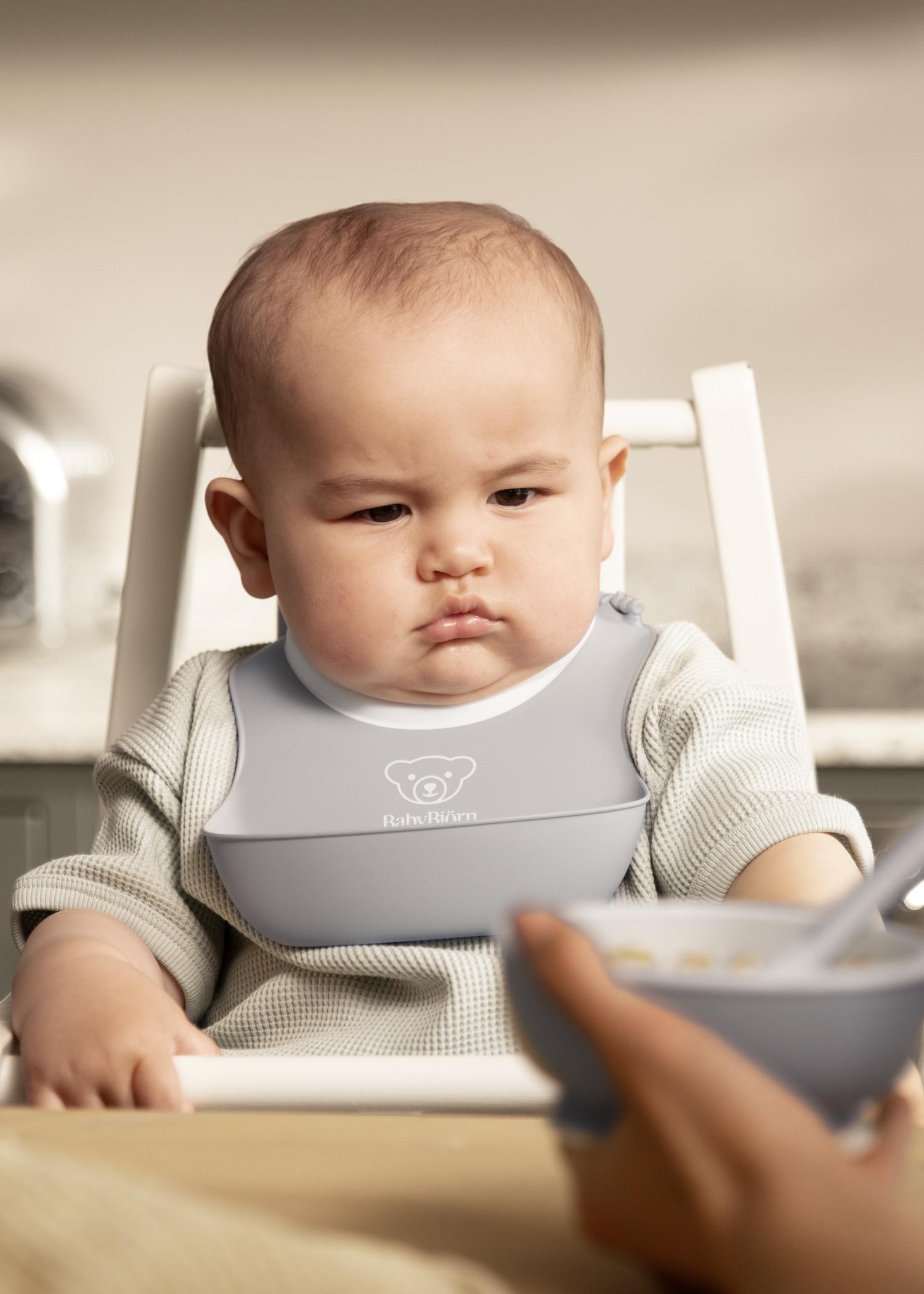 Small baby bib in 2-pack Powder grey and pink with spill pocket - BabyBjörn