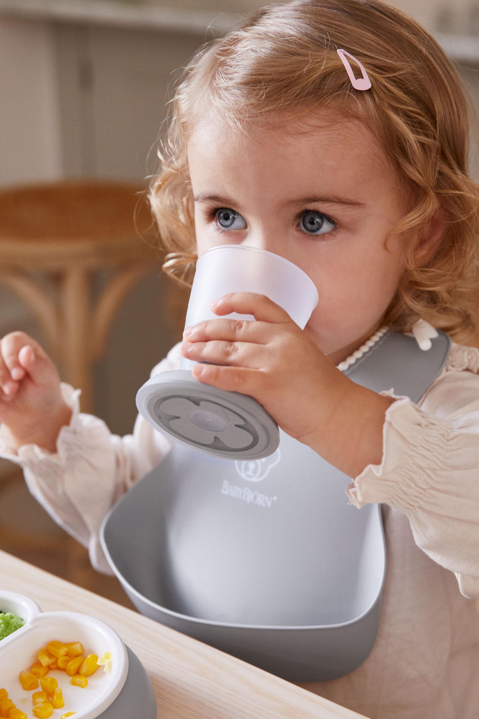 Baby Bib in Gray with a deep spill pocket - BabyBjörn
