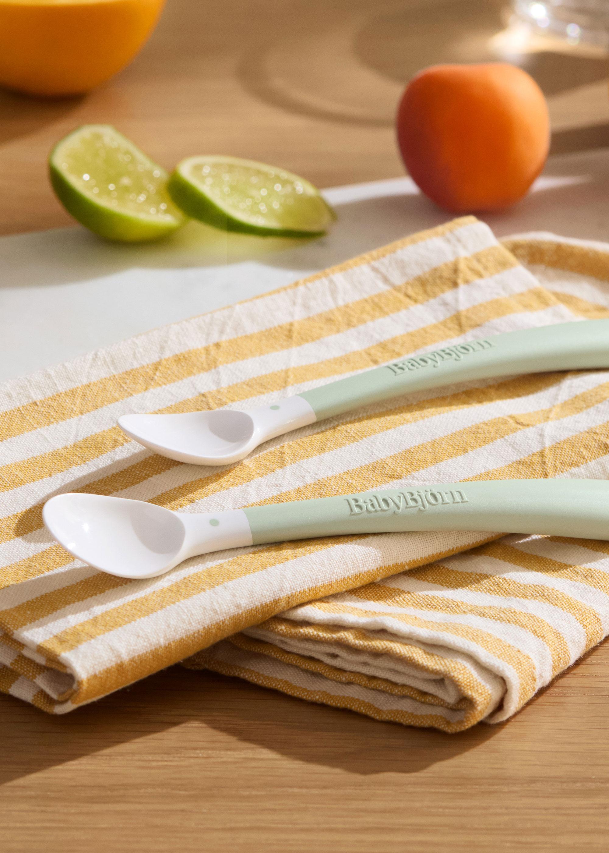Baby Feeding spoon in Powder green 2-pack - BabyBjörn