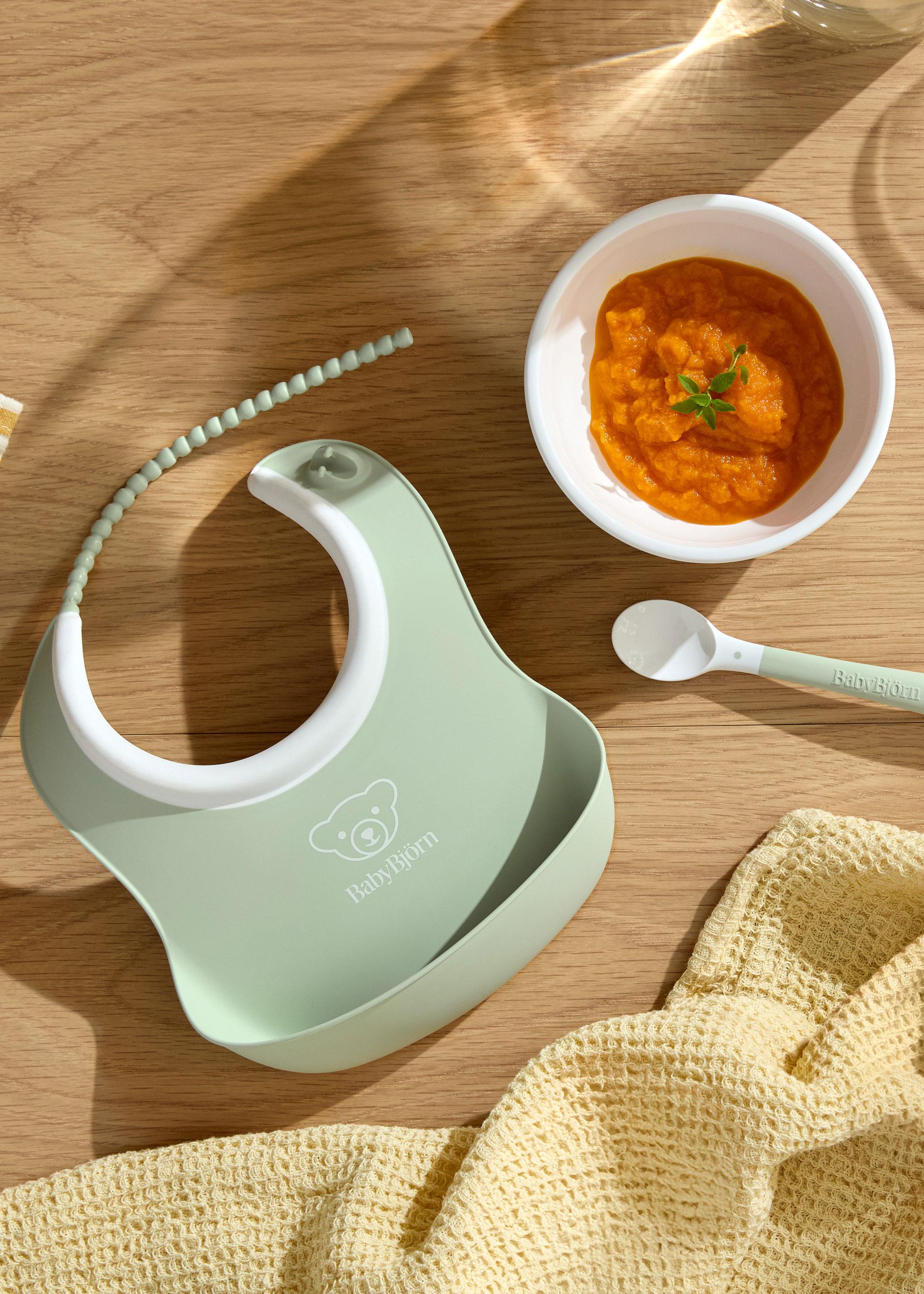 Baby Feeding set in with feeding spoon, bowl and small bib - BabyBjörn