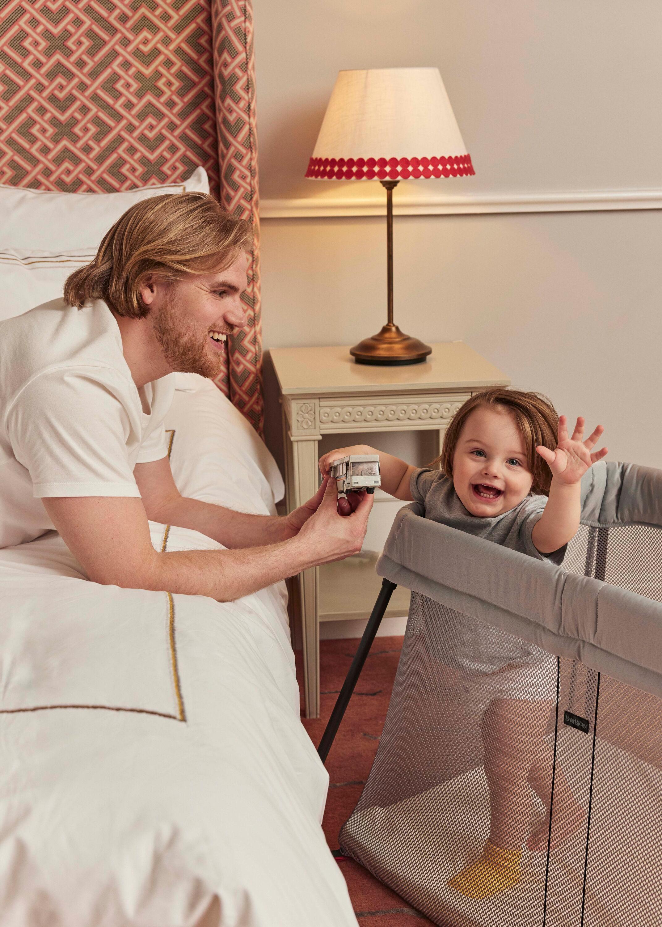 Traveling with kids, Travel Crib Light Silver mesh - BabyBjörn