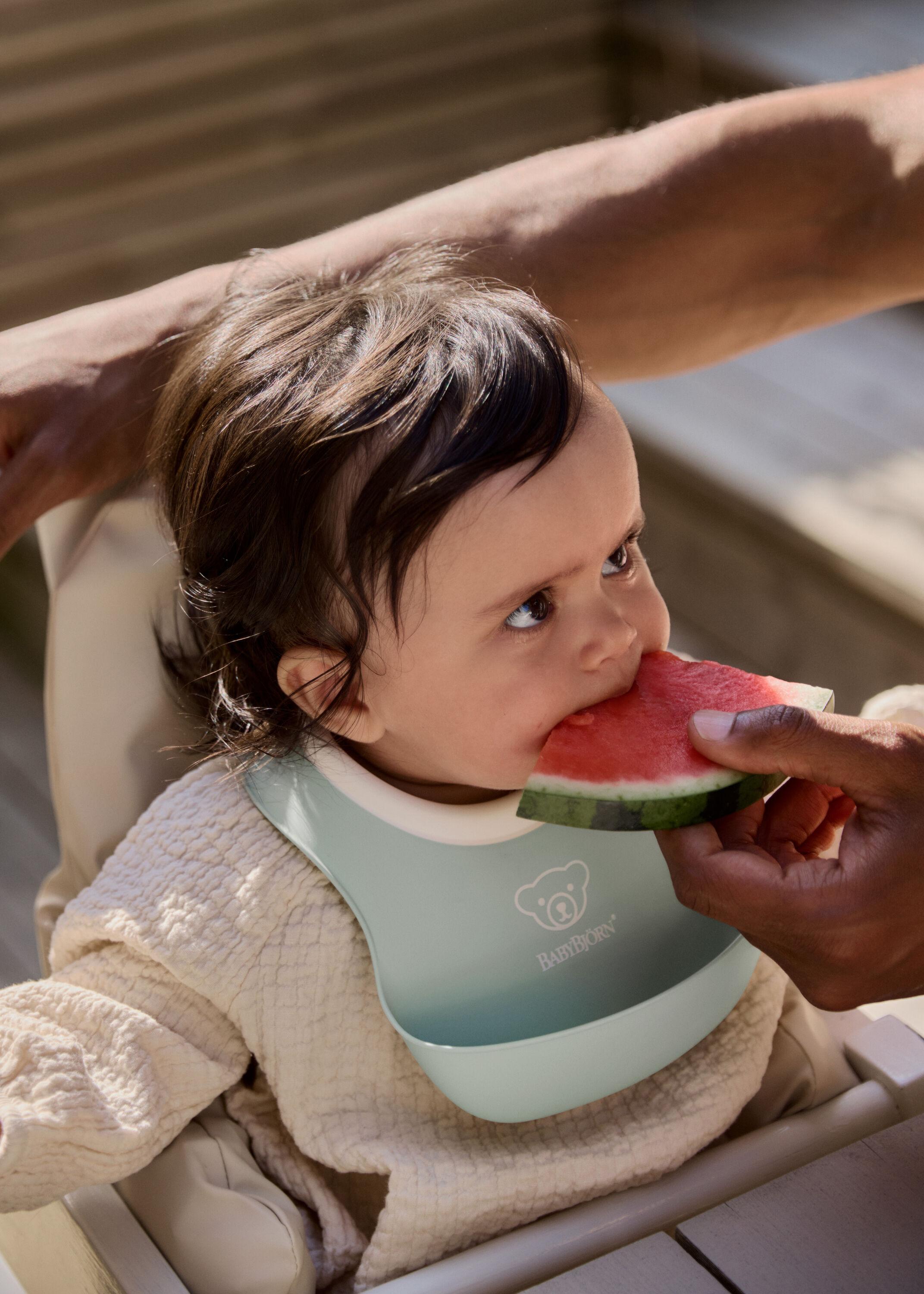 Small baby bib, time for taste portions - BabyBjörn