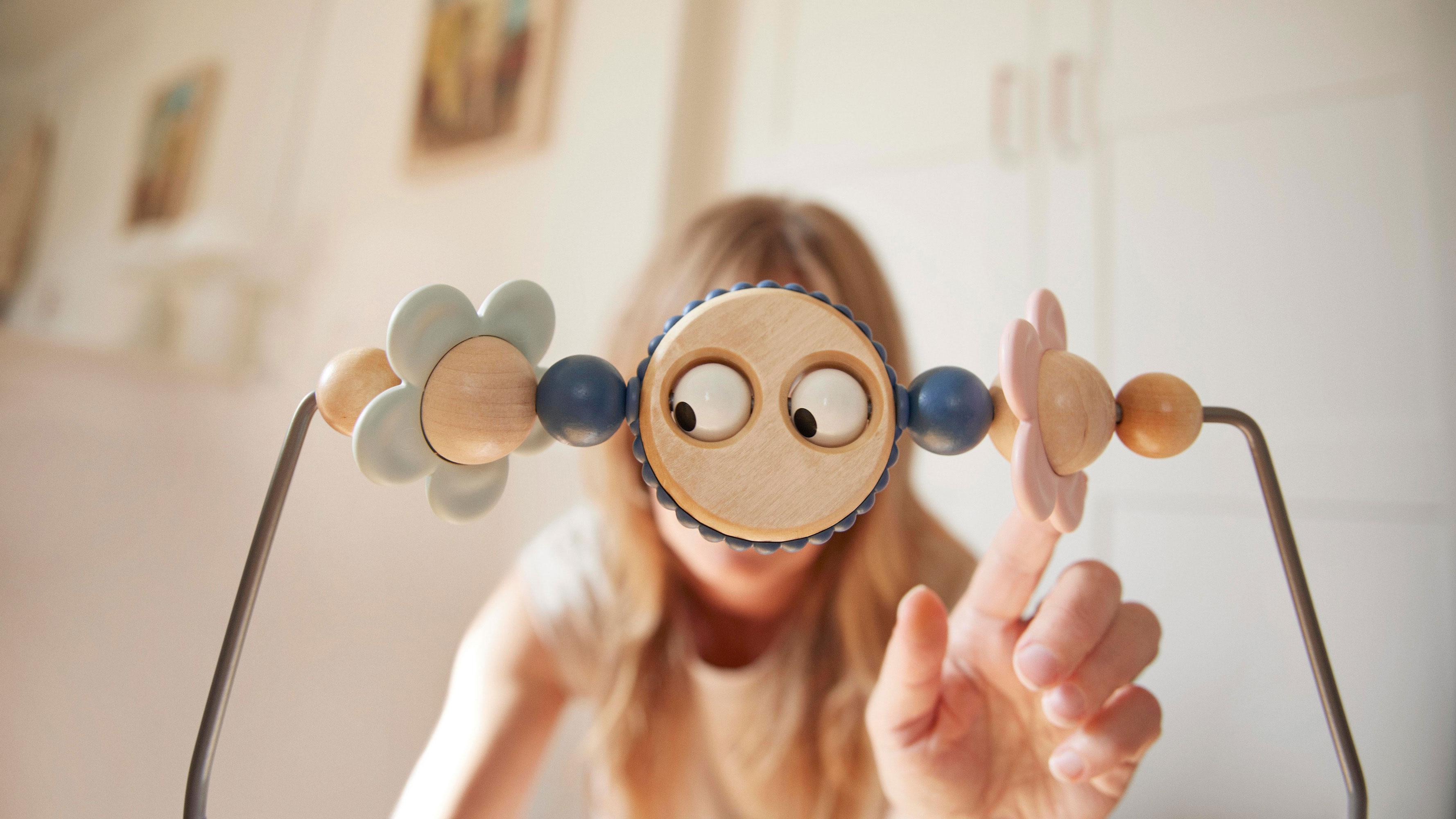 Toy bar Googly Eyes pastels from a baby's pov - BabyBjörn